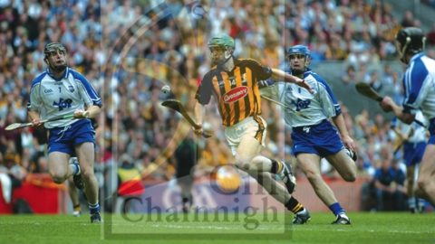 Henry Shefflin (Kilkenny) runs through the challenges of Kevin Moran and Michael 'Brick' Walsh (Waterford) during the All-Ireland Senior Hurling Final in Croke park. (Photo: Eoin Hennessy)
